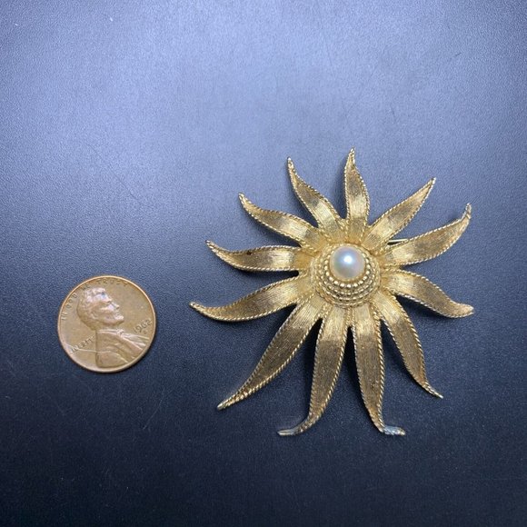 Boucher Flower Brooch Pin Faux Pearl Gold Tone Floral Classic Signed Vintage - Picture 5 of 7